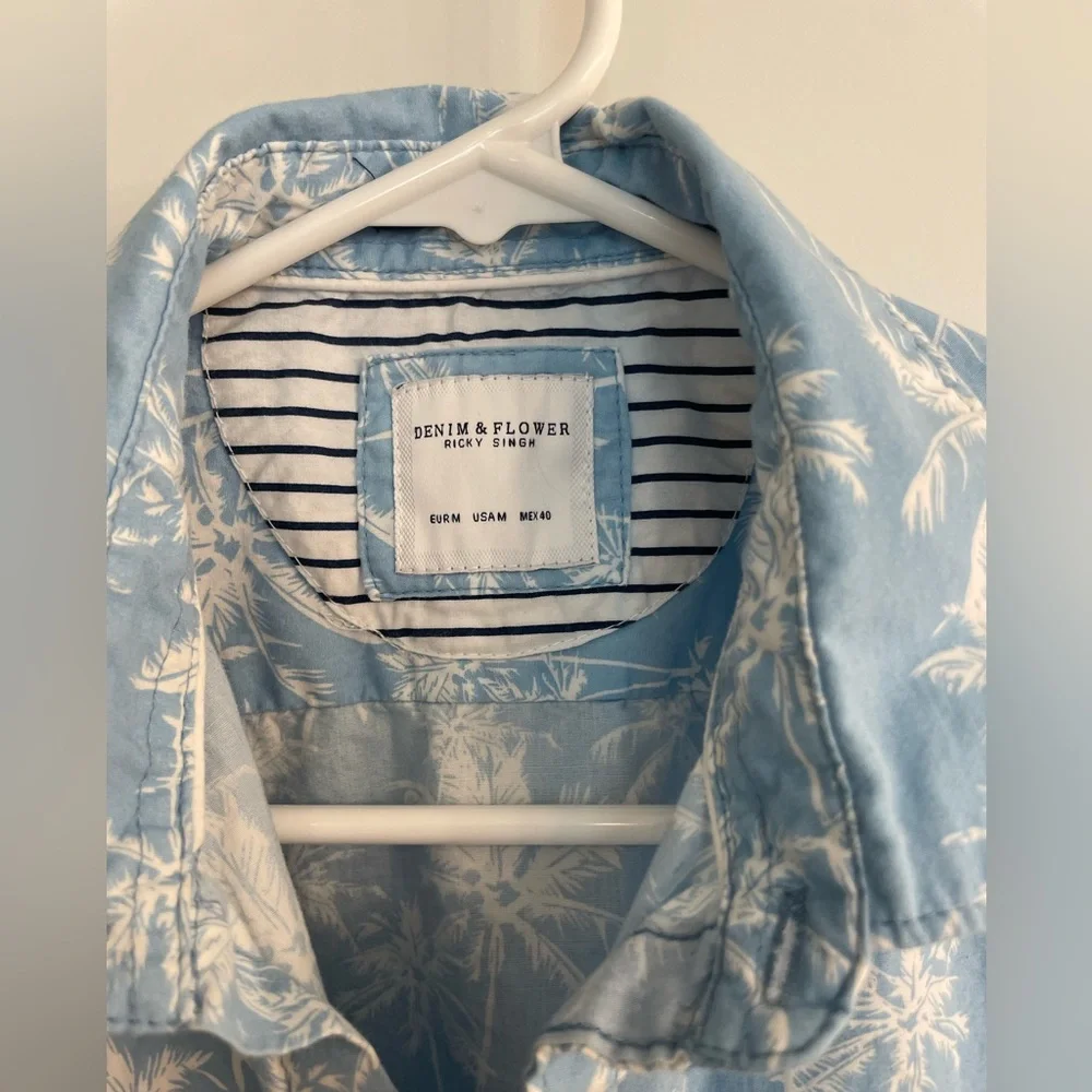 Denim & Flower Light Blue Palm Tree Print Short Sleeve Button-Down Shirt - Picture 2 of 4
